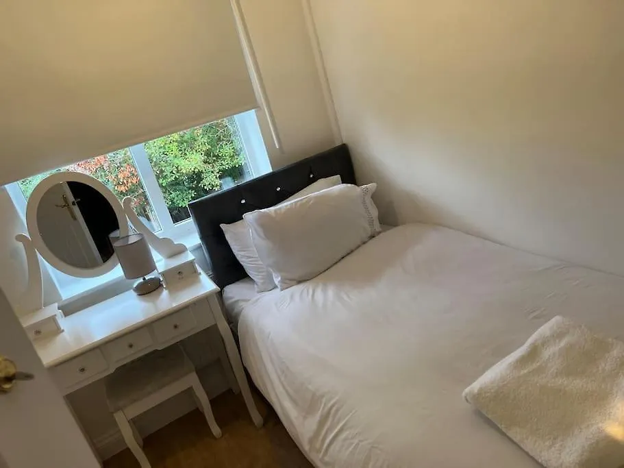 Vakantiehuis Beautiful 4 Bedroom Home 3 Bathrooms, Excellent Location, Family, Group, Corporate, Contractor Thamesmead