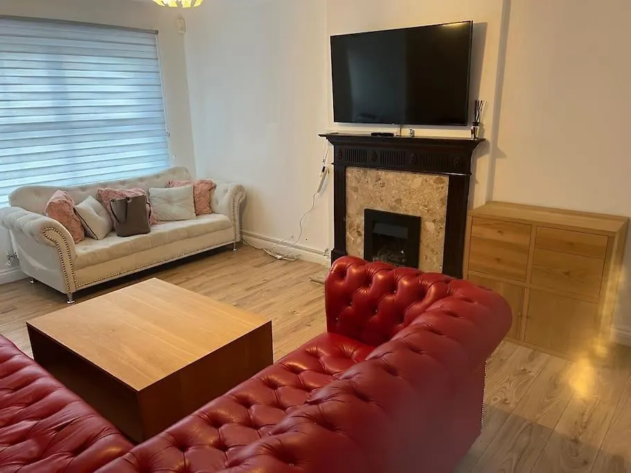 Beautiful 4 Bedroom Home 3 Bathrooms, Excellent Location, Family, Group, Corporate, Contractor Thamesmead  Holiday home