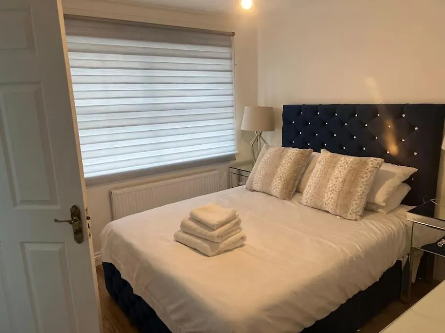 Beautiful 4 Bedroom Home 3 Bathrooms, Excellent Location, Family, Group, Corporate, Contractor Thamesmead  Holiday home Thamesmead (Greater London)