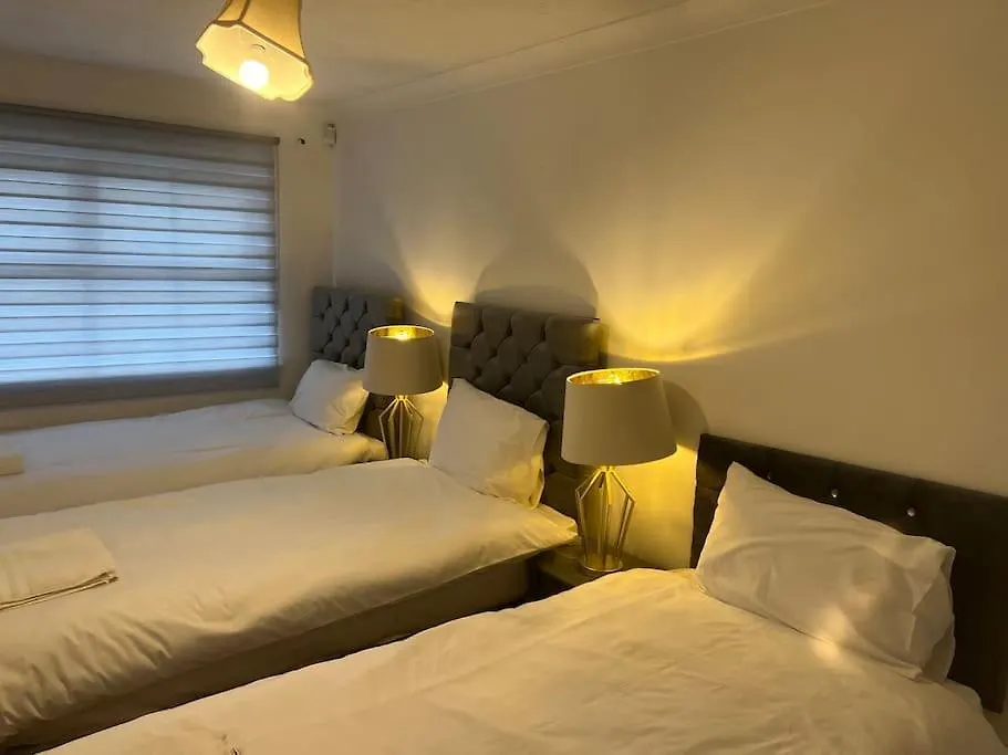 Holiday home Beautiful 4 Bedroom Home 3 Bathrooms, Excellent Location, Family, Group, Corporate, Contractor Thamesmead