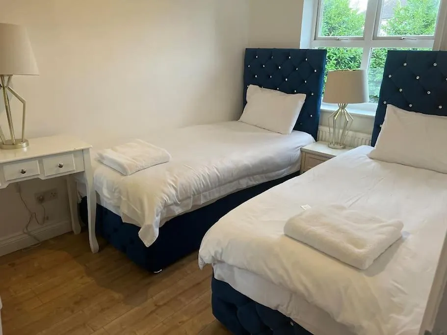 Beautiful 4 Bedroom Home 3 Bathrooms, Excellent Location, Family, Group, Corporate, Contractor Thamesmead  Holiday home