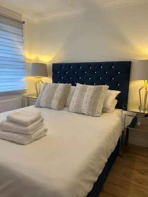 Beautiful 4 Bedroom Home 3 Bathrooms, Excellent Location, Family, Group, Corporate, Contractor Thamesmead  Thamesmead (Greater London)